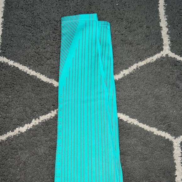 Fabletics Ultra High-Waisted Seamless Dot Bermuda Sea/Rain Cloud Leggings Sz M - Picture 4 of 7